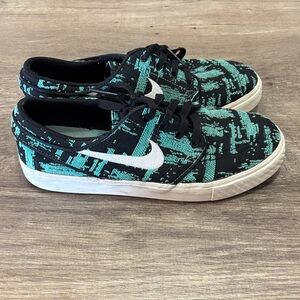 Nike Stefan Janoski Black and Green Patterned Shoes